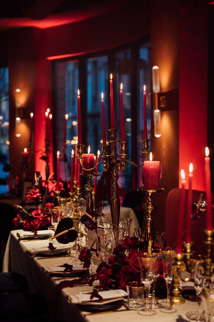 Mesa con velas en la Glam Party de Berty&rsquo;s Burger